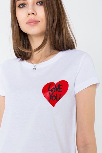 Белая футболка с сердцем